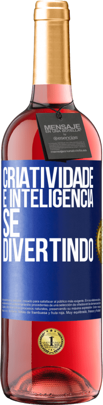 29,95 € Envio grátis | Vinho rosé Edição ROSÉ Criatividade é inteligência se divertindo Etiqueta Azul. Etiqueta personalizável Vinho jovem Colheita 2024 Tempranillo