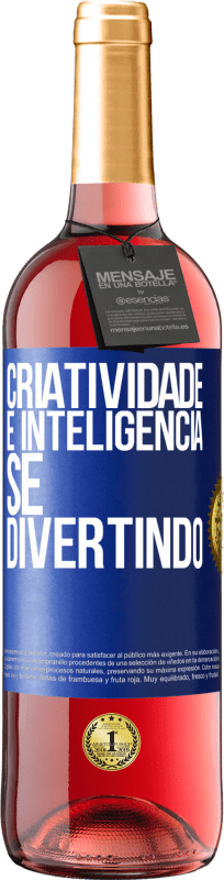 29,95 € Envio grátis | Vinho rosé Edição ROSÉ Criatividade é inteligência se divertindo Etiqueta Azul. Etiqueta personalizável Vinho jovem Colheita 2025 Tempranillo