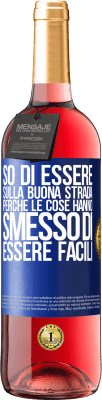 29,95 € Spedizione Gratuita | Vino rosato Edizione ROSÉ So di essere sulla buona strada perché le cose hanno smesso di essere facili Etichetta Blu. Etichetta personalizzabile Vino giovane Raccogliere 2023 Tempranillo