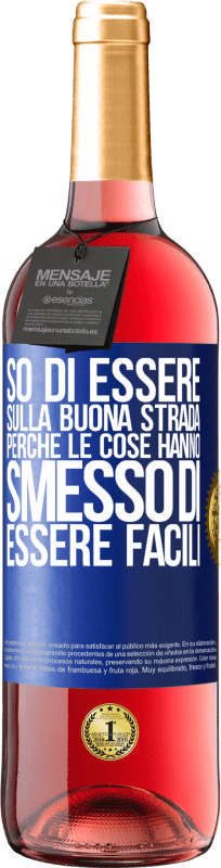 29,95 € Spedizione Gratuita | Vino rosato Edizione ROSÉ So di essere sulla buona strada perché le cose hanno smesso di essere facili Etichetta Blu. Etichetta personalizzabile Vino giovane Raccogliere 2024 Tempranillo