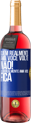 29,95 € Envio grátis | Vinho rosé Edição ROSÉ Quem realmente ama você, volte. Não! Quem realmente ama você, fica Etiqueta Azul. Etiqueta personalizável Vinho jovem Colheita 2023 Tempranillo