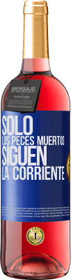 29,95 € Envío gratis | Vino Rosado Edición ROSÉ Sólo los peces muertos siguen la corriente Etiqueta Azul. Etiqueta personalizable Vino joven Cosecha 2023 Tempranillo