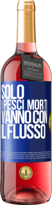 29,95 € Spedizione Gratuita | Vino rosato Edizione ROSÉ Solo i pesci morti vanno con il flusso Etichetta Blu. Etichetta personalizzabile Vino giovane Raccogliere 2023 Tempranillo