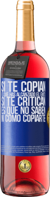 29,95 € Envío gratis | Vino Rosado Edición ROSÉ Si te copian, es que has alcanzado el éxito. Si te critican, es que no saben ni como copiarte Etiqueta Azul. Etiqueta personalizable Vino joven Cosecha 2025 Tempranillo