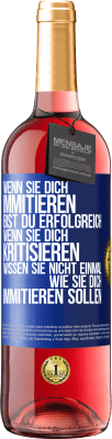 29,95 € Kostenloser Versand | Roséwein ROSÉ Ausgabe Wenn sie dich immitieren, bist du erfolgreich. Wenn sie dich kritisieren, wissen sie nicht einmal, wie sie dich immitieren solle Blaue Markierung. Anpassbares Etikett Junger Wein Ernte 2025 Tempranillo