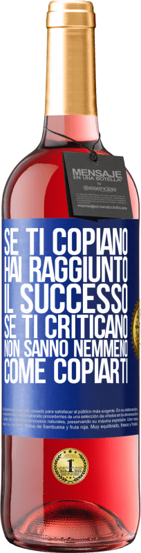 29,95 € Spedizione Gratuita | Vino rosato Edizione ROSÉ Se ti copiano, hai raggiunto il successo. Se ti criticano, non sanno nemmeno come copiarti Etichetta Blu. Etichetta personalizzabile Vino giovane Raccogliere 2024 Tempranillo