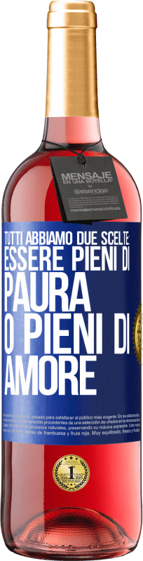 29,95 € Spedizione Gratuita | Vino rosato Edizione ROSÉ Tutti abbiamo due scelte: essere pieni di paura o pieni di amore Etichetta Blu. Etichetta personalizzabile Vino giovane Raccogliere 2024 Tempranillo