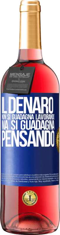 29,95 € Spedizione Gratuita | Vino rosato Edizione ROSÉ Il denaro non si guadagna lavorando, ma si guadagna pensando Etichetta Blu. Etichetta personalizzabile Vino giovane Raccogliere 2024 Tempranillo