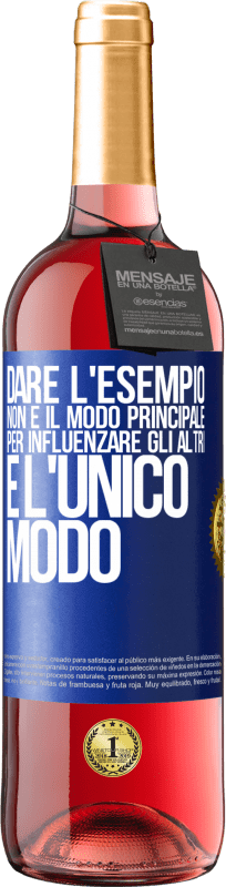 29,95 € Spedizione Gratuita | Vino rosato Edizione ROSÉ Dare l'esempio non è il modo principale per influenzare gli altri è l'unico modo Etichetta Blu. Etichetta personalizzabile Vino giovane Raccogliere 2024 Tempranillo