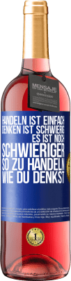 29,95 € Kostenloser Versand | Roséwein ROSÉ Ausgabe Handeln ist einfach. Denken ist schwierig. Es ist noch schwieriger, so zu handeln, wie du denkst Blaue Markierung. Anpassbares Etikett Junger Wein Ernte 2023 Tempranillo