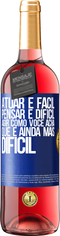 29,95 € Envio grátis | Vinho rosé Edição ROSÉ Atuar é fácil, pensar é difícil. Agir como você acha que é ainda mais difícil Etiqueta Azul. Etiqueta personalizável Vinho jovem Colheita 2024 Tempranillo