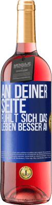 29,95 € Kostenloser Versand | Roséwein ROSÉ Ausgabe An deiner Seite fühlt sich das Leben besser an Blaue Markierung. Anpassbares Etikett Junger Wein Ernte 2024 Tempranillo