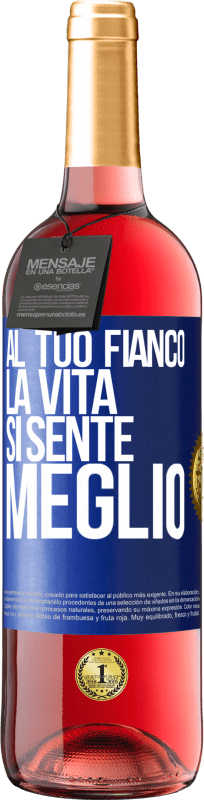 29,95 € Spedizione Gratuita | Vino rosato Edizione ROSÉ Al tuo fianco la vita si sente meglio Etichetta Blu. Etichetta personalizzabile Vino giovane Raccogliere 2024 Tempranillo