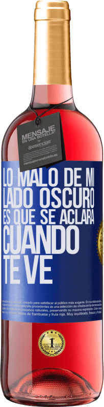 29,95 € Envío gratis | Vino Rosado Edición ROSÉ Lo malo de mi lado oscuro es que se aclara cuando te ve Etiqueta Azul. Etiqueta personalizable Vino joven Cosecha 2024 Tempranillo