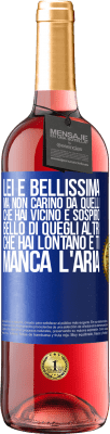 29,95 € Spedizione Gratuita | Vino rosato Edizione ROSÉ Lei è bellissima Ma non carino da quelli che hai vicino e sospiro. Bello di quegli altri, che hai lontano e ti manca l'aria Etichetta Blu. Etichetta personalizzabile Vino giovane Raccogliere 2024 Tempranillo