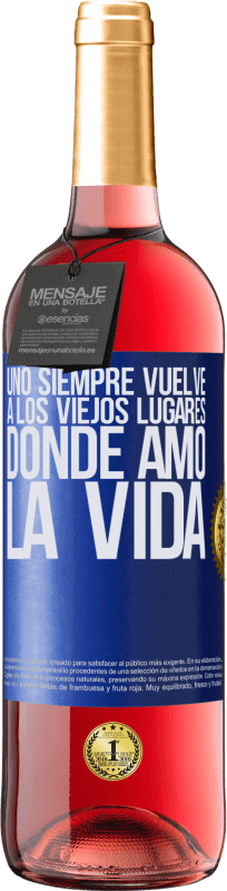 29,95 € Envío gratis | Vino Rosado Edición ROSÉ Uno siempre vuelve a los viejos lugares donde amó la vida Etiqueta Azul. Etiqueta personalizable Vino joven Cosecha 2024 Tempranillo