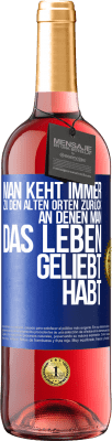 29,95 € Kostenloser Versand | Roséwein ROSÉ Ausgabe Man keht immer zu den alten Orten zurück, an denen man das Leben geliebt habt Blaue Markierung. Anpassbares Etikett Junger Wein Ernte 2024 Tempranillo