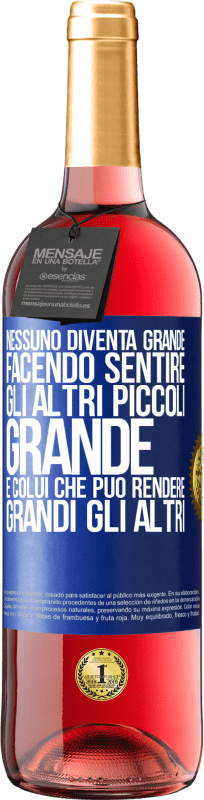 29,95 € Spedizione Gratuita | Vino rosato Edizione ROSÉ Nessuno diventa grande facendo sentire gli altri piccoli. Grande è colui che può rendere grandi gli altri Etichetta Blu. Etichetta personalizzabile Vino giovane Raccogliere 2024 Tempranillo