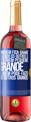 29,95 € Envio grátis | Vinho rosé Edição ROSÉ Ninguém fica grande fazendo os outros se sentirem pequenos. Grande é quem pode fazer os outros grandes Etiqueta Azul. Etiqueta personalizável Vinho jovem Colheita 2024 Tempranillo