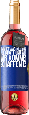 29,95 € Kostenloser Versand | Roséwein ROSÉ Ausgabe Nimm etwas Kleidung, viel Kraft und Wein. Wir kommen schaffen es Blaue Markierung. Anpassbares Etikett Junger Wein Ernte 2025 Tempranillo