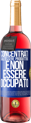 29,95 € Spedizione Gratuita | Vino rosato Edizione ROSÉ Concentrati sull'essere produttivo e non essere occupato Etichetta Blu. Etichetta personalizzabile Vino giovane Raccogliere 2023 Tempranillo