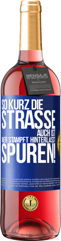 29,95 € Kostenloser Versand | Roséwein ROSÉ Ausgabe So kurz die Straße auch ist, wer stampft hinterlässt Spuren! Blaue Markierung. Anpassbares Etikett Junger Wein Ernte 2024 Tempranillo