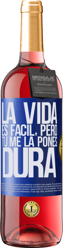 29,95 € Envío gratis | Vino Rosado Edición ROSÉ La vida es fácil, pero tú me la pones dura Etiqueta Azul. Etiqueta personalizable Vino joven Cosecha 2024 Tempranillo