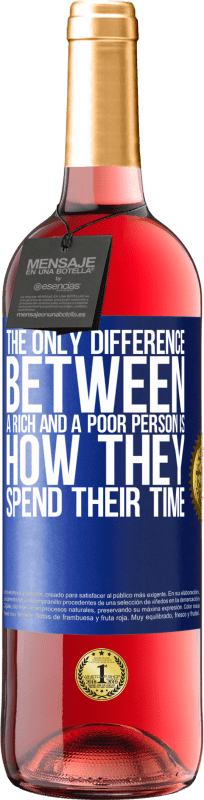 29,95 € 免费送货 | 桃红葡萄酒 ROSÉ版 富人和穷人之间的唯一区别是他们如何度过时光 蓝色标签. 可自定义的标签 青年酒 收成 2025 Tempranillo
