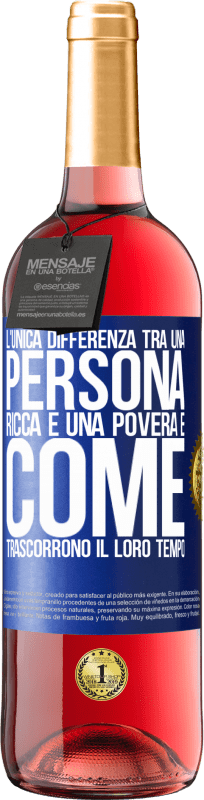 29,95 € Spedizione Gratuita | Vino rosato Edizione ROSÉ L'unica differenza tra una persona ricca e una povera è come trascorrono il loro tempo Etichetta Blu. Etichetta personalizzabile Vino giovane Raccogliere 2024 Tempranillo