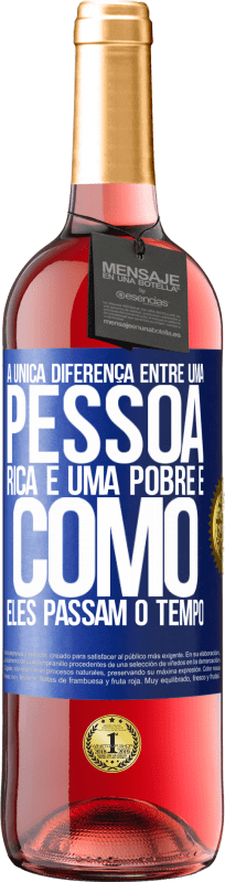 29,95 € Envio grátis | Vinho rosé Edição ROSÉ A única diferença entre uma pessoa rica e uma pobre é como eles passam o tempo Etiqueta Azul. Etiqueta personalizável Vinho jovem Colheita 2025 Tempranillo
