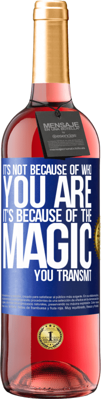 29,95 € 送料無料 | ロゼワイン ROSÉエディション それはあなたが誰なのかではなく、あなたが伝える魔法のせいです 青いタグ. カスタマイズ可能なラベル 若いワイン 収穫 2025 Tempranillo