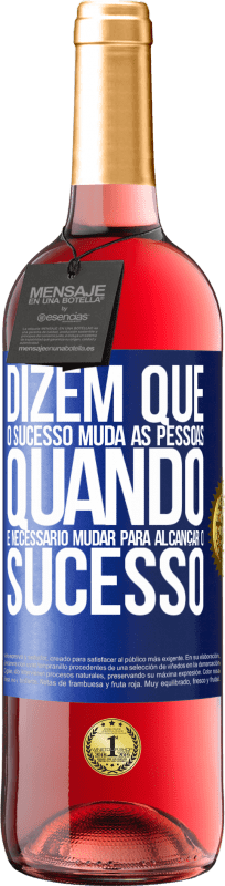 29,95 € Envio grátis | Vinho rosé Edição ROSÉ Dizem que o sucesso muda as pessoas, quando é necessário mudar para alcançar o sucesso Etiqueta Azul. Etiqueta personalizável Vinho jovem Colheita 2024 Tempranillo