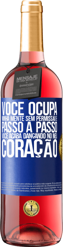 29,95 € Envio grátis | Vinho rosé Edição ROSÉ Você ocupa minha mente sem permissão e passo a passo, você acaba dançando no meu coração Etiqueta Azul. Etiqueta personalizável Vinho jovem Colheita 2024 Tempranillo