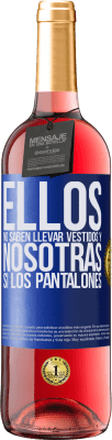 29,95 € Envío gratis | Vino Rosado Edición ROSÉ Ellos no saben llevar vestidos y nosotras sí los pantalones Etiqueta Azul. Etiqueta personalizable Vino joven Cosecha 2024 Tempranillo