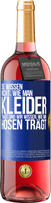 29,95 € Kostenloser Versand | Roséwein ROSÉ Ausgabe Sie wissen nicht, wie man Kleider trägt, und wir wissen, wie man Hosen trägt Blaue Markierung. Anpassbares Etikett Junger Wein Ernte 2024 Tempranillo