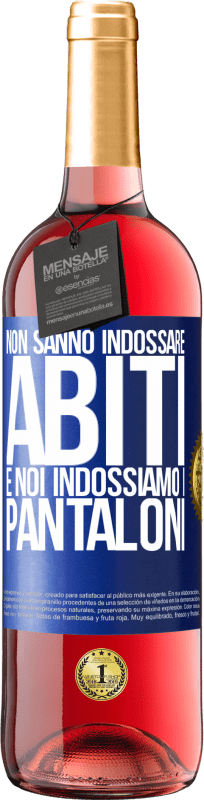 29,95 € Spedizione Gratuita | Vino rosato Edizione ROSÉ Non sanno indossare abiti e noi indossiamo i pantaloni Etichetta Blu. Etichetta personalizzabile Vino giovane Raccogliere 2024 Tempranillo