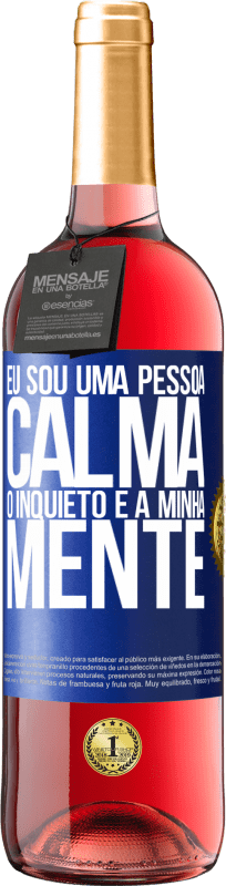 29,95 € Envio grátis | Vinho rosé Edição ROSÉ Eu sou uma pessoa calma, o inquieto é a minha mente Etiqueta Azul. Etiqueta personalizável Vinho jovem Colheita 2024 Tempranillo