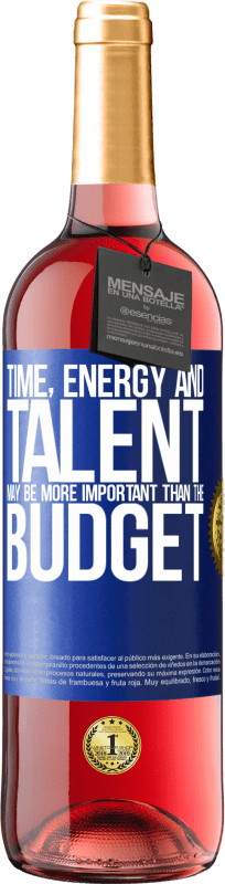 29,95 € 免费送货 | 桃红葡萄酒 ROSÉ版 时间，精力和才能可能比预算更重要 蓝色标签. 可自定义的标签 青年酒 收成 2025 Tempranillo