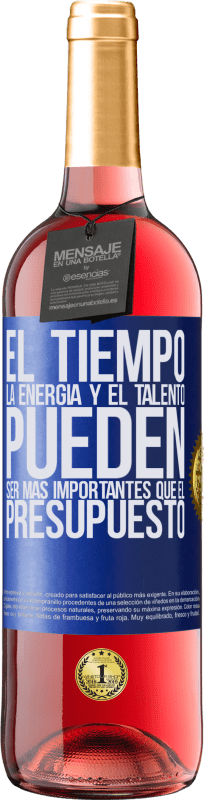 29,95 € Envío gratis | Vino Rosado Edición ROSÉ El tiempo, la energía y el talento pueden ser más importantes que el presupuesto Etiqueta Azul. Etiqueta personalizable Vino joven Cosecha 2023 Tempranillo