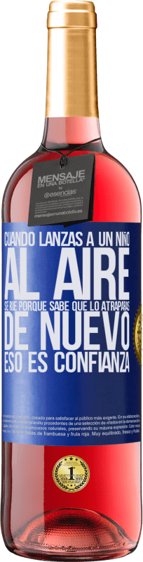 29,95 € Envío gratis | Vino Rosado Edición ROSÉ Cuando lanzas a un niño al aire, se ríe porque sabe que lo atraparás de nuevo. ESO ES CONFIANZA Etiqueta Azul. Etiqueta personalizable Vino joven Cosecha 2024 Tempranillo