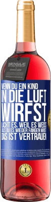 29,95 € Kostenloser Versand | Roséwein ROSÉ Ausgabe Wenn du ein Kind in die Luft wirfst, lacht es, weil es weiß, dass du es wieder fangen wirst. DAS IST VERTRAUEN Blaue Markierung. Anpassbares Etikett Junger Wein Ernte 2024 Tempranillo