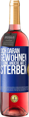 29,95 € Kostenloser Versand | Roséwein ROSÉ Ausgabe Sich daran gewöhnen ist eine andere Art zu sterben Blaue Markierung. Anpassbares Etikett Junger Wein Ernte 2024 Tempranillo