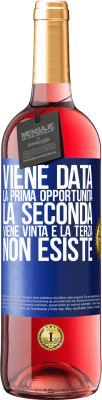 29,95 € Spedizione Gratuita | Vino rosato Edizione ROSÉ Viene data la prima opportunità, la seconda viene vinta e la terza non esiste Etichetta Blu. Etichetta personalizzabile Vino giovane Raccogliere 2024 Tempranillo