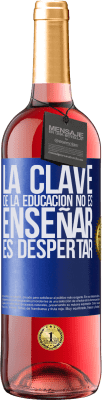 29,95 € Envío gratis | Vino Rosado Edición ROSÉ La clave de la educación no es enseñar, es despertar Etiqueta Azul. Etiqueta personalizable Vino joven Cosecha 2023 Tempranillo