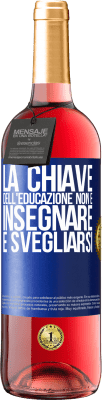 29,95 € Spedizione Gratuita | Vino rosato Edizione ROSÉ La chiave dell'educazione non è insegnare, è svegliarsi Etichetta Blu. Etichetta personalizzabile Vino giovane Raccogliere 2024 Tempranillo