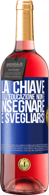 29,95 € Spedizione Gratuita | Vino rosato Edizione ROSÉ La chiave dell'educazione non è insegnare, è svegliarsi Etichetta Blu. Etichetta personalizzabile Vino giovane Raccogliere 2025 Tempranillo
