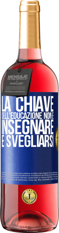 29,95 € Spedizione Gratuita | Vino rosato Edizione ROSÉ La chiave dell'educazione non è insegnare, è svegliarsi Etichetta Blu. Etichetta personalizzabile Vino giovane Raccogliere 2024 Tempranillo