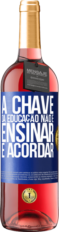 29,95 € Envio grátis | Vinho rosé Edição ROSÉ A chave da educação não é ensinar, é acordar Etiqueta Azul. Etiqueta personalizável Vinho jovem Colheita 2024 Tempranillo