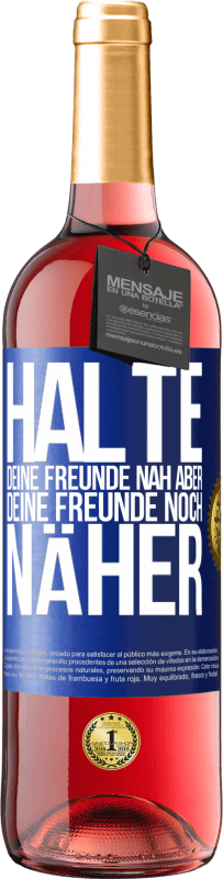 29,95 € Kostenloser Versand | Roséwein ROSÉ Ausgabe Halte deine Freunde nah aber deine Freunde noch näher Blaue Markierung. Anpassbares Etikett Junger Wein Ernte 2024 Tempranillo