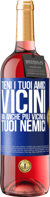 29,95 € Spedizione Gratuita | Vino rosato Edizione ROSÉ Tieni i tuoi amici vicini, ma anche più vicini ai tuoi nemici Etichetta Blu. Etichetta personalizzabile Vino giovane Raccogliere 2023 Tempranillo